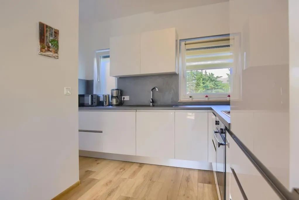 Apartment Sunrise Fuer 6 Personen In Pula-Stinjan Kroatien