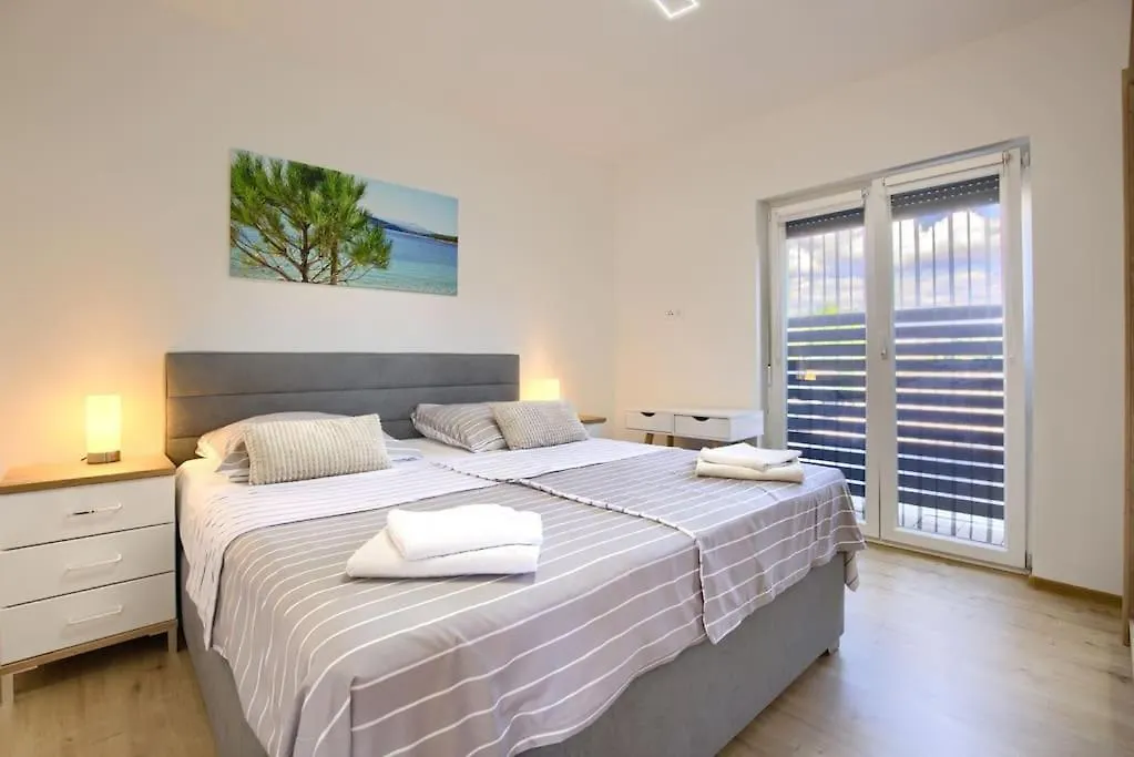 Apartment Sunrise Fuer 6 Personen In Pula-Stinjan