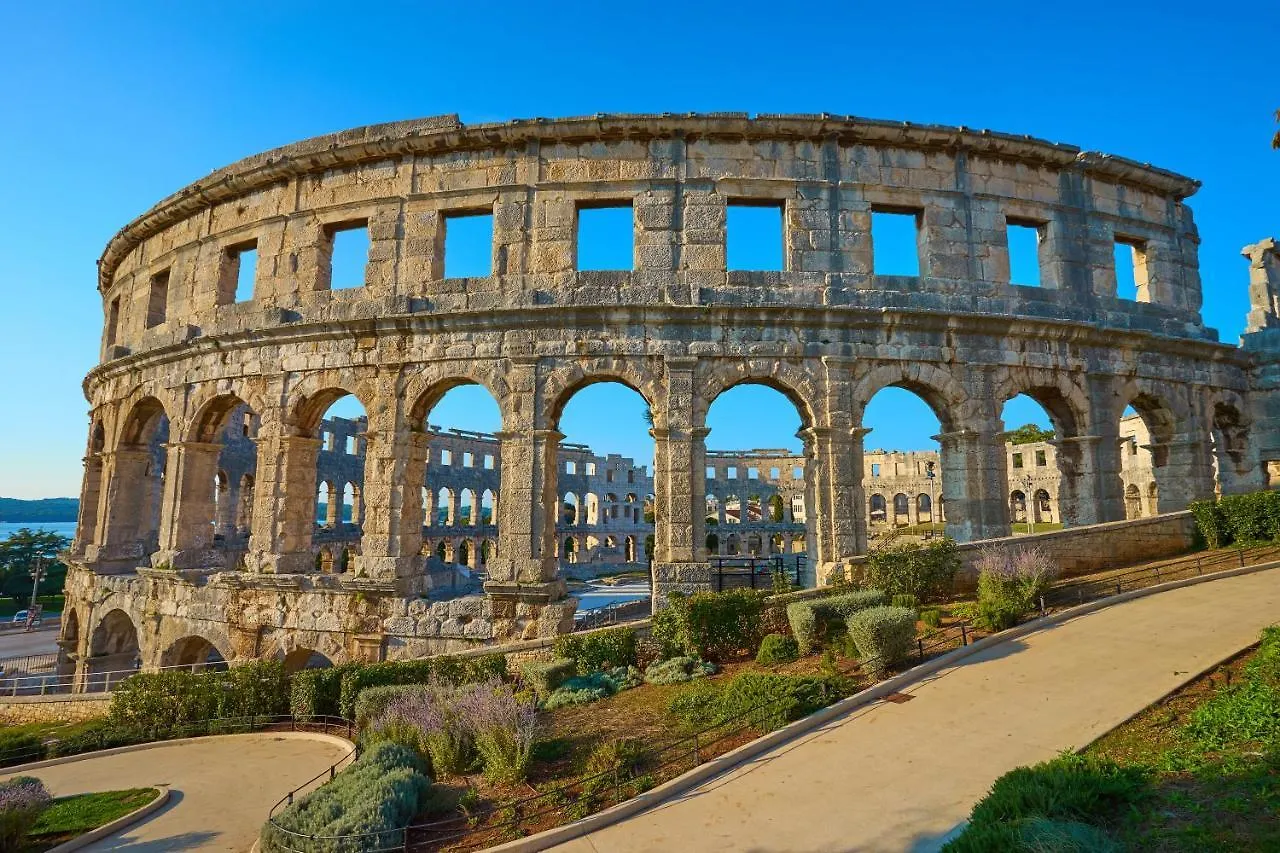 Apartment Sunrise Fuer 6 Personen In Pula-Stinjan