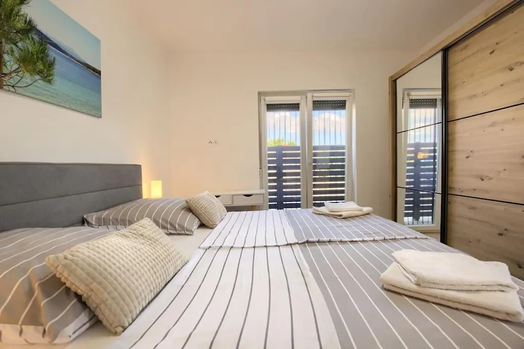 Apartment Sunrise Fuer 6 Personen In Pula-Stinjan