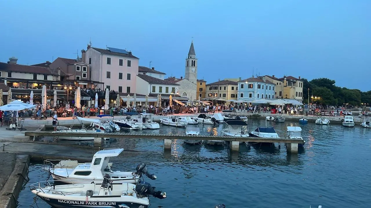 Apartment Sunrise Fuer 6 Personen In Pula-Stinjan Croatia